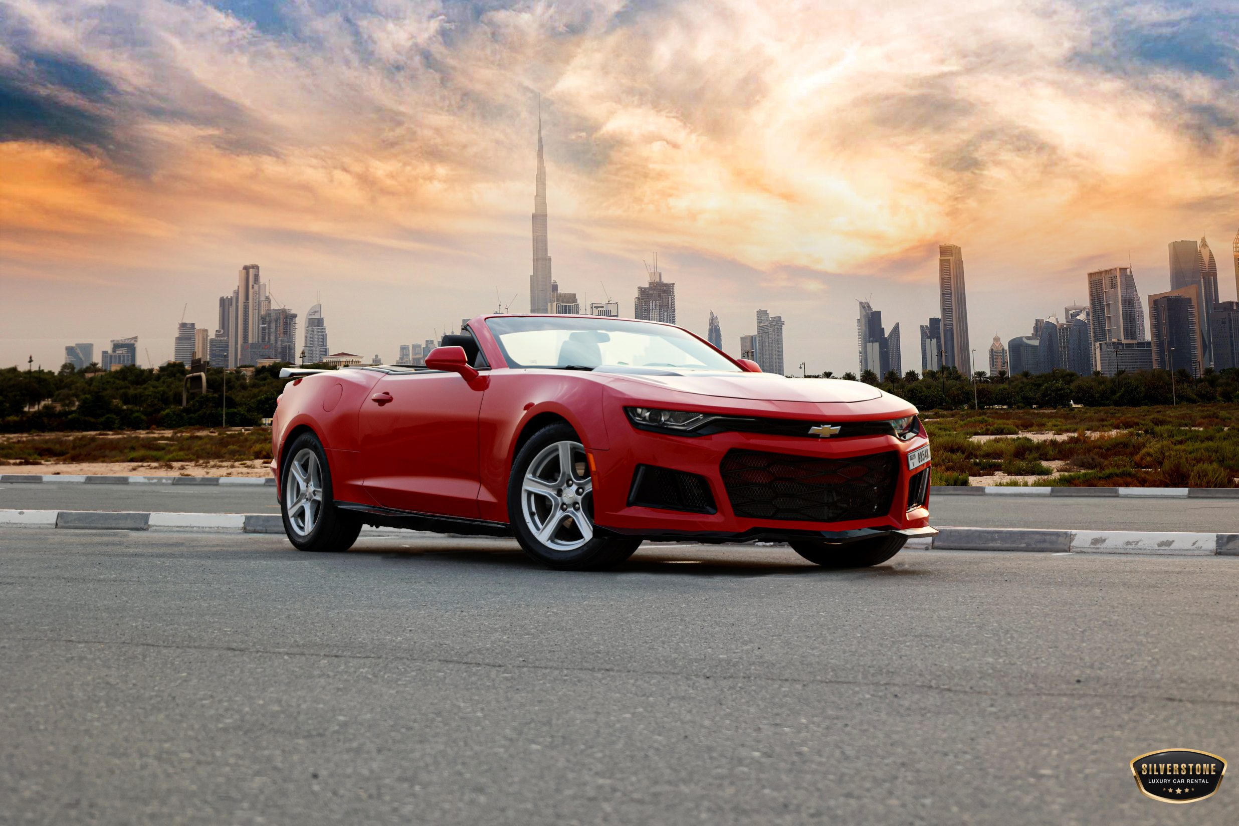 Аренда Chevrolet Camaro в Дубае — красный кабриолет — бронируйте сейчас за  400 дирхамов ОАЭ в день.